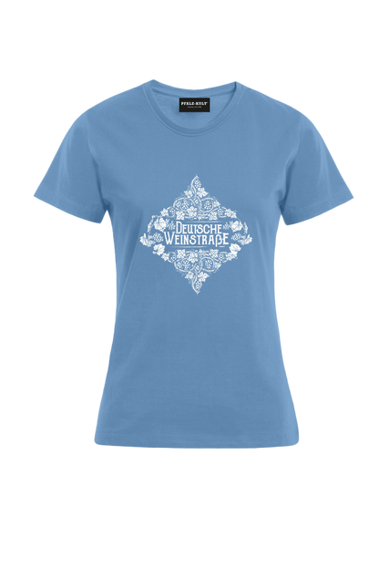 hellblaues Pfalz-Kult Damen Shirt mit dem Aufdruck "Deutsche Weinstrasse" .  Das ideale Geschenk für jedes Pfalzkind vom Textildruck Spezialisten aus Bad Dürkheim.