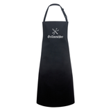 Schwarze Grillschürze mit weißem Aufdruck Grillmeschder und Grillbesteck-Logo