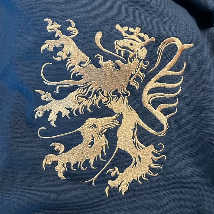 Pfälzer Löwe Hoodie - Nahaufnahme der goldenen Löwen-Stickerei auf dunkelgrauem Stoff