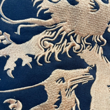 Pfälzer Löwe Hoodie - Detail der hochwertigen Stick-Verarbeitung in Gold
