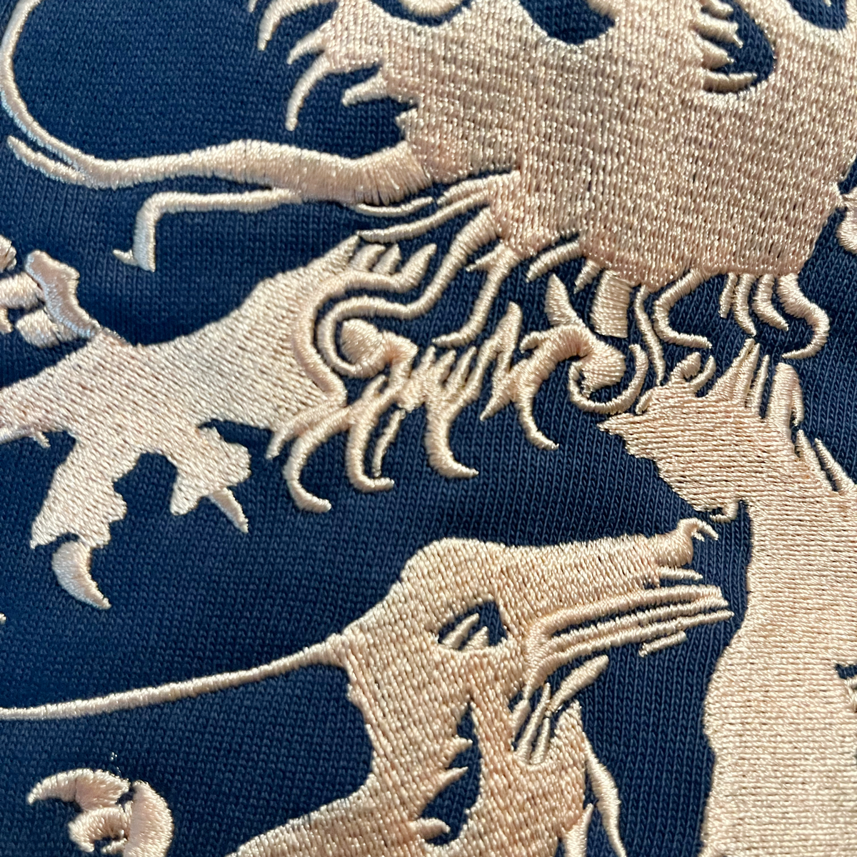 Pfälzer Löwe Hoodie - Detail der hochwertigen Stick-Verarbeitung in Gold

