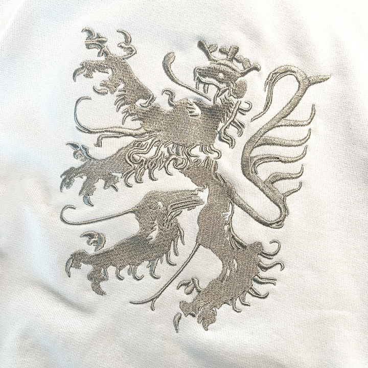Pfälzer Löwe Hoodie - Nahaufnahme des silbernen Löwen-Stickerei auf eisblauem Stoff