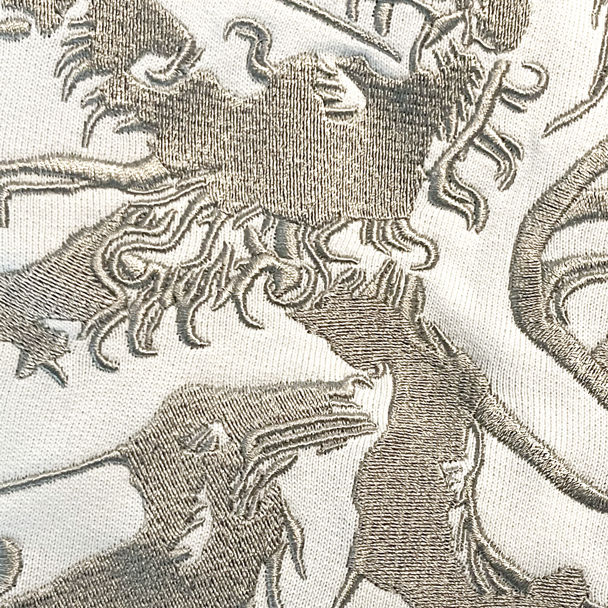 Pfälzer Löwe Hoodie - Detail der hochwertigen Stick-Verarbeitung in Silber