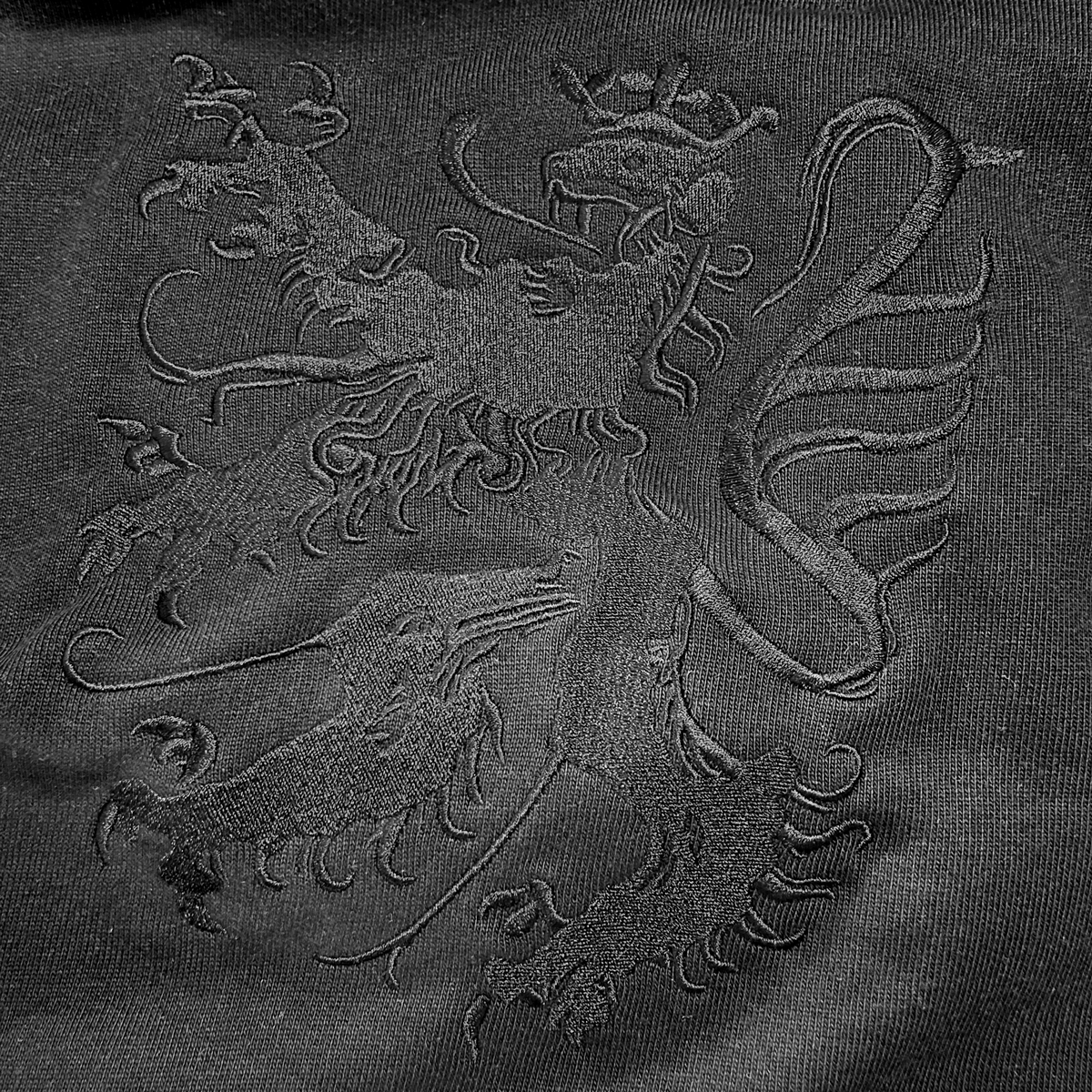  Pfälzer Löwe Hoodie - Nahaufnahme der schwarzen Löwen-Stickerei auf schwarzen Stoff