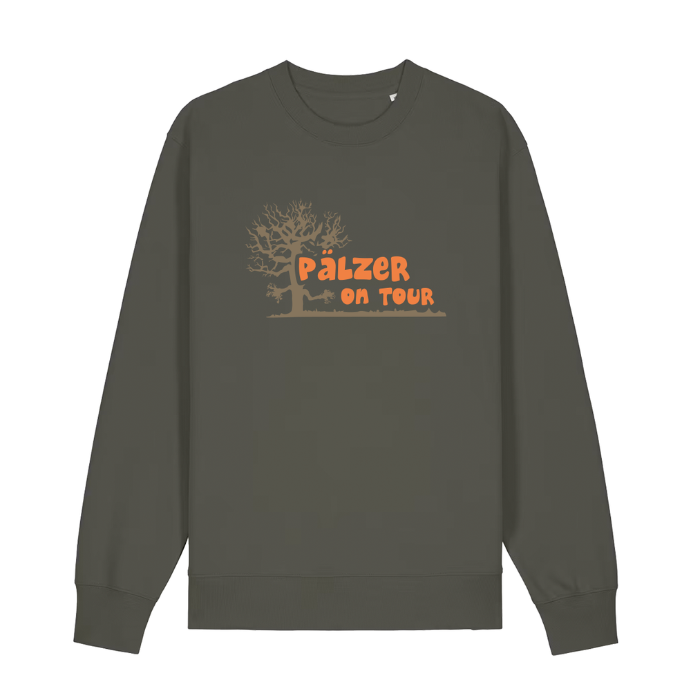 Sweater in khaki mit orangenem Aufdruck „Pälzer on Tour und Baumgrafik“.