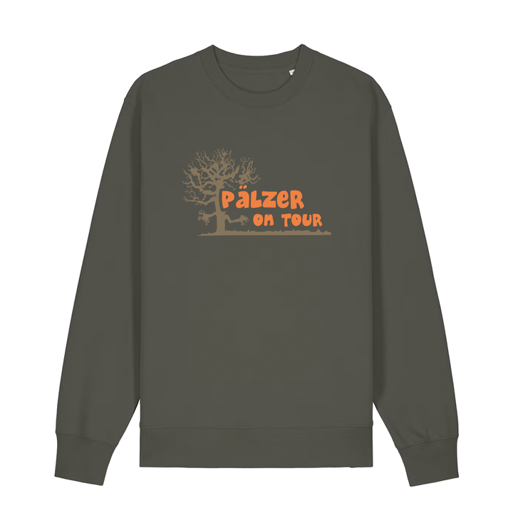 Sweater in khaki mit orangenem Aufdruck „Pälzer on Tour und Baumgrafik“.