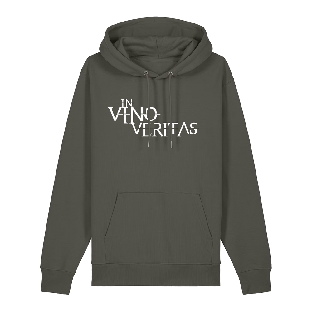 Hoodie in khaki mit weißem Aufdruck "In Vino Veritas". 