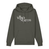 Hoodie in khaki mit weißem Aufdruck "In Vino Veritas". 