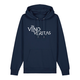 Hoodie in navy mit weißem Aufdruck "In Vino Veritas". 