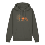 Hoodie in khaki mit orangenem Aufdruck „Pälzer on Tour und Baumgrafik“.